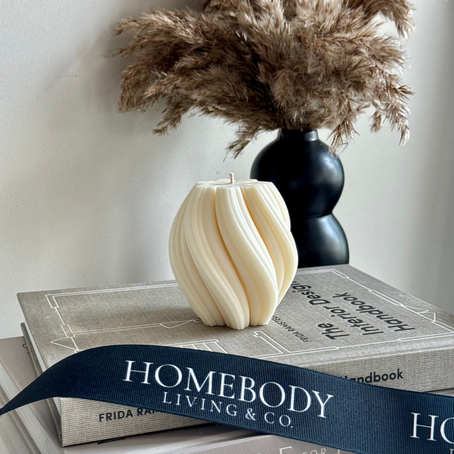 Aura Wave Sculptural Candle – Flowing Twist Design